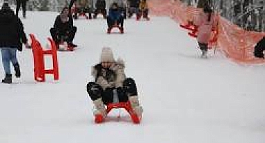 Akyazı’da Karne Şenliği Başlıyor: Güzlek Aktepe’de Kızak Keyfi! 