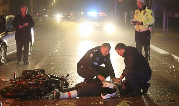 Arifiye’de Yılbaşı Mesaisi: Motosikletli Sürücü Otomobile Çarptı