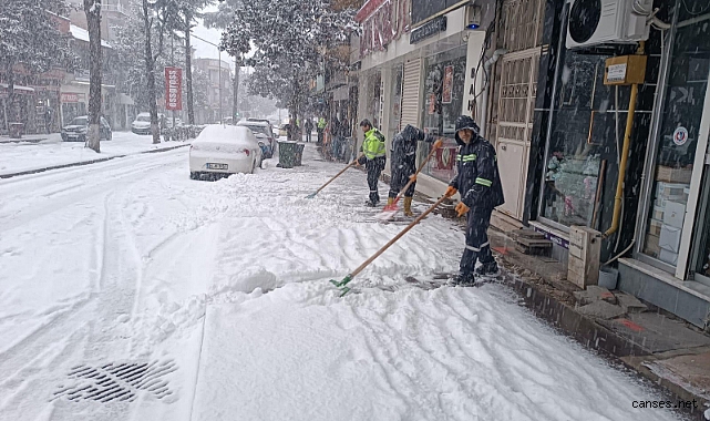 Hendek’te Beyaz Mesai: Başkan Püsküllü ve Ekipleri Kar Karşısında Teyakkuzda!