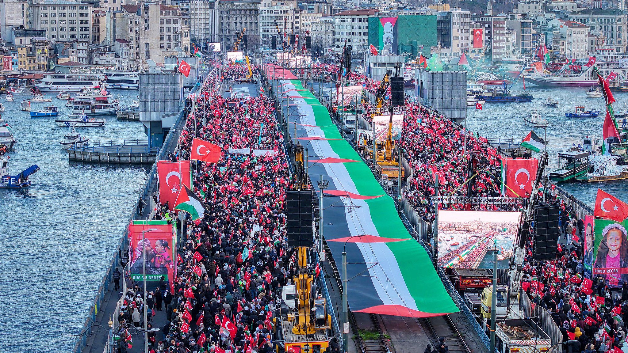 Sakarya'dan İstanbul'a Gönül Köprüsü: 109 Otobüsle Galata Köprüsü'ne Çıkarma!