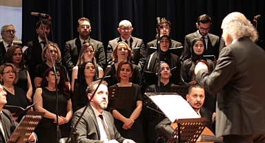 Serdivan’da Musiki Rüzgarı: Türk Müziği Korosu Dinleyenleri Mest Etti!