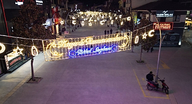 Akyazı'da Ramazan Işıltısı: Sokaklar Süslendi, Camiler Gül Koktu!