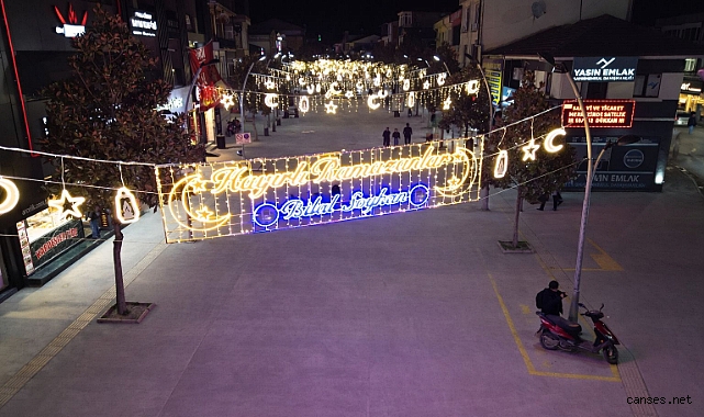 Akyazı'da Ramazan Işıltısı: Sokaklar Süslendi, Camiler Gül Koktu! 