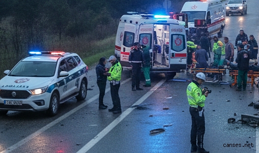 Sakarya’da Kaza Mesaisi: Ambulans ve Servis Çarpıştı, 11 Yaralı!
