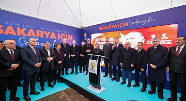 Sakarya AK Parti’de Yağmura Rağmen Gövde Gösterisi!