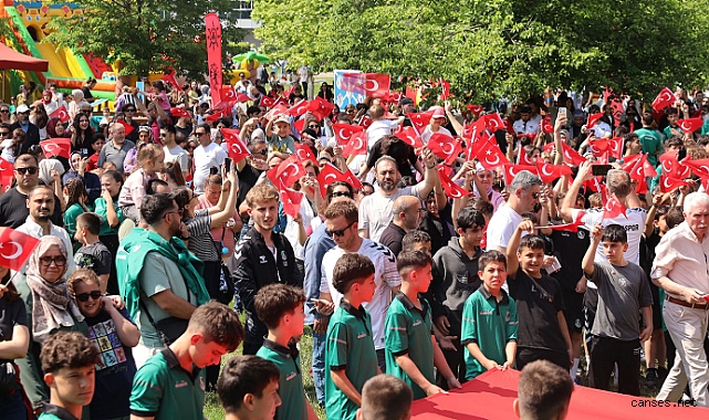 Sakarya'da 19 Mayıs Coşkusu: Aziz Duran Parkı Doldu Taştı