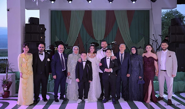 Altığ ve Bıyıklı ailesinin mutlu günü