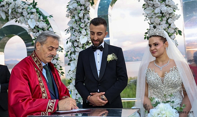 Yusuf Alemdar’ın kıydığı nikâhta Ebrar ve Ömer’e mutluluk alkışı